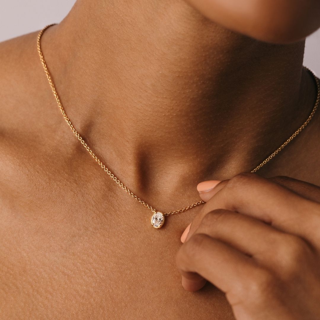 Gold pendant necklace with diamond Outlet
